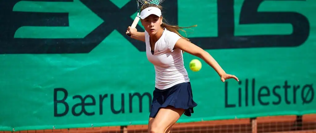 Hedda Gurholt tok seg videre til andre runde i sin første seniorturnering. Foto: Espen Hildrup, Norges Tennisforbund.
