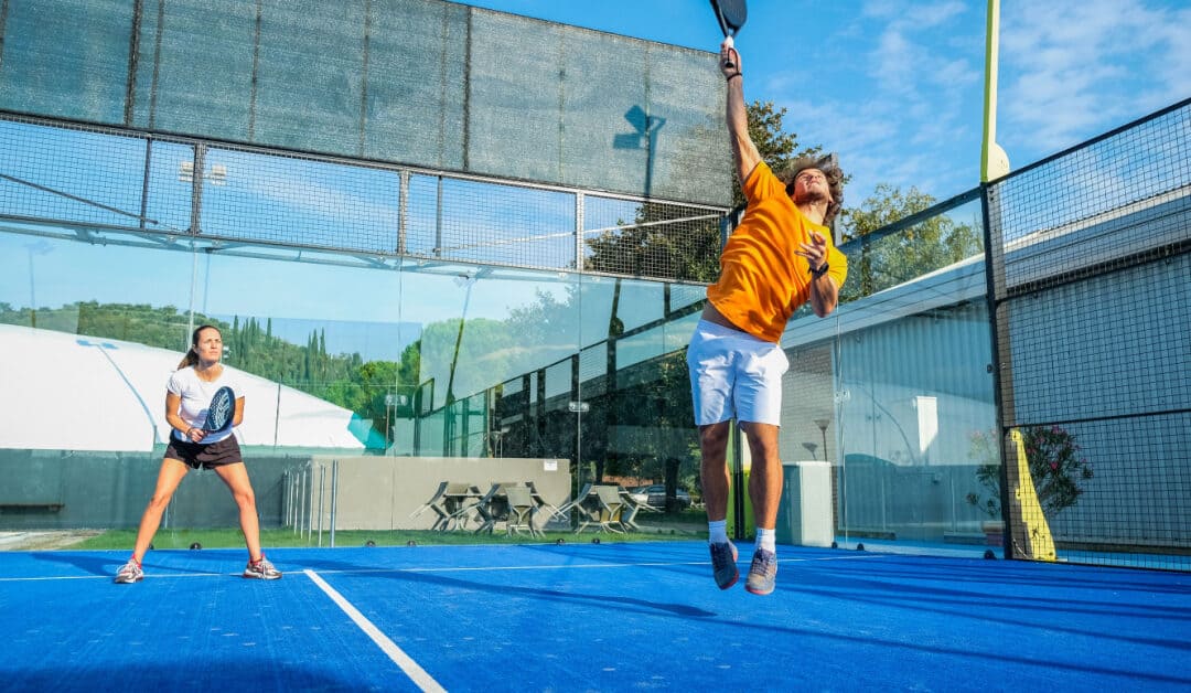 Tennisspillere som går til padel